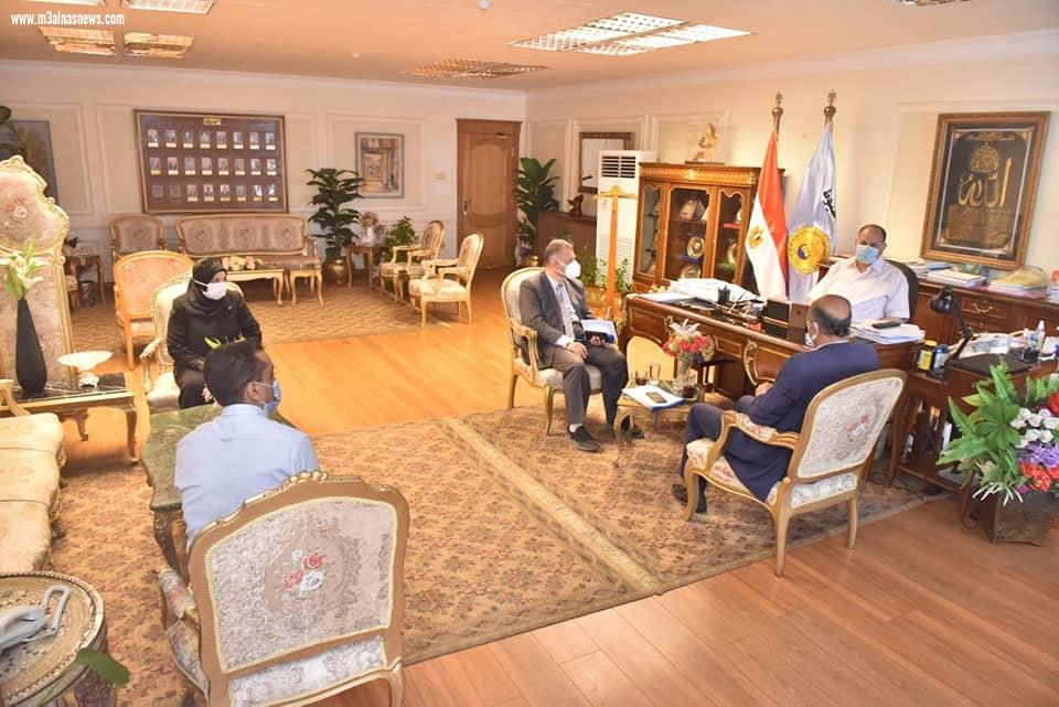 محافظ أسيوط يلتقى مساعد وزير الموارد المائية والري لبحث تنفيذ خطة الوزارة للتحول إلى نظم الري الحديث وتأهيل المساقي