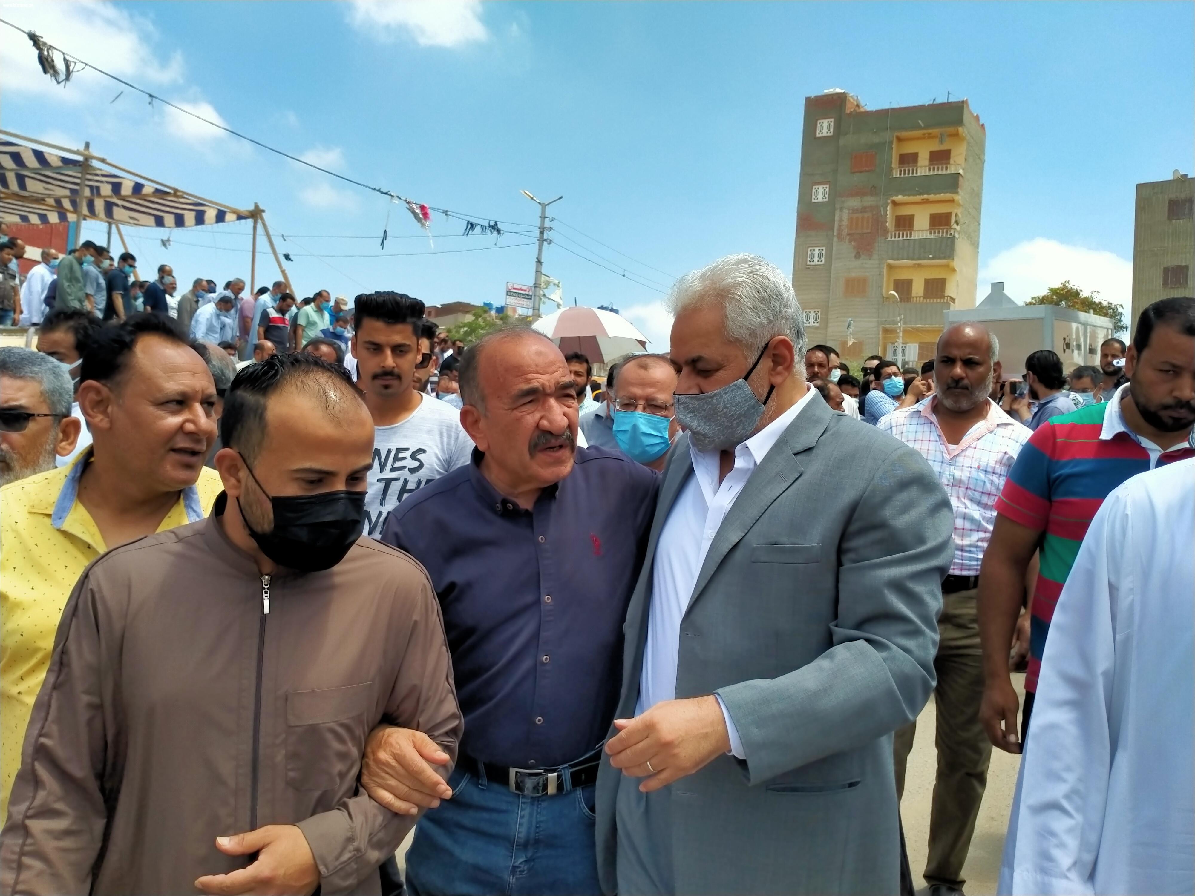 حمدين صباحى.. يؤدى صلاة الجنازة على شقيقته ببلطيم بحضور أبوعيطة