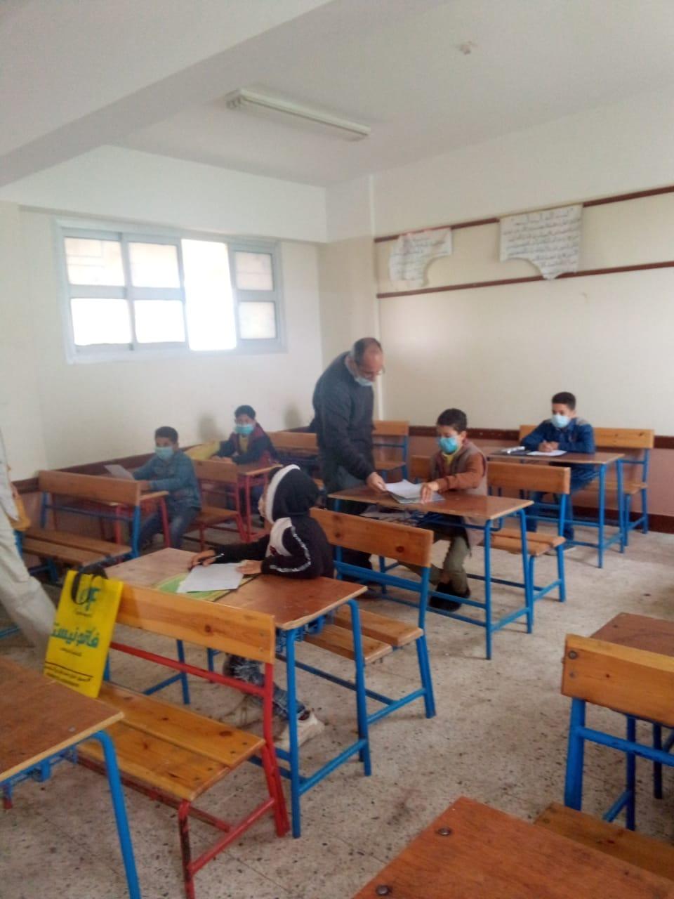 محافظ كفرالشيخ يشيد بتطبيق الإجراءات الاحترازية بالمدارس وأداء الطلاب للامتحان الالكتروني بنسبة  99%