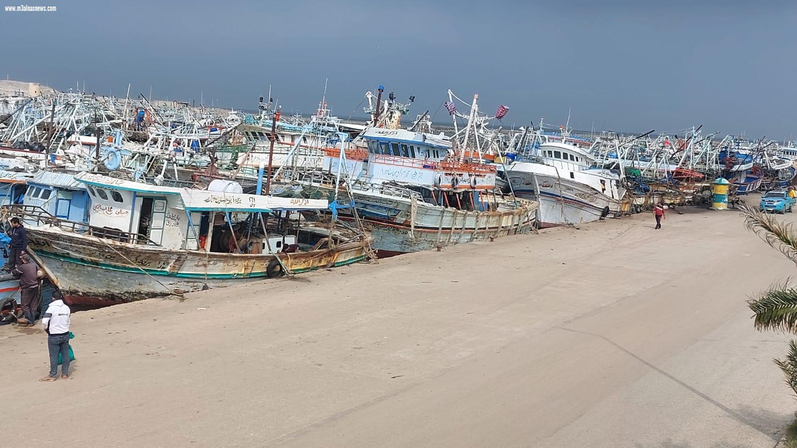 توقف حركة الصيد البحري بميناء البرلس بسبب سوء الأحوال الجوية 