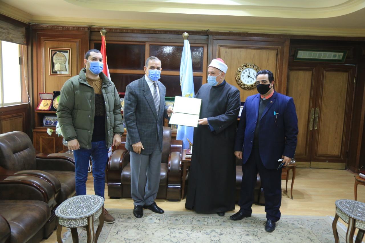 بالصور .. محافظ كفر الشيخ يكرم رئيس المنطقة الأزهرية