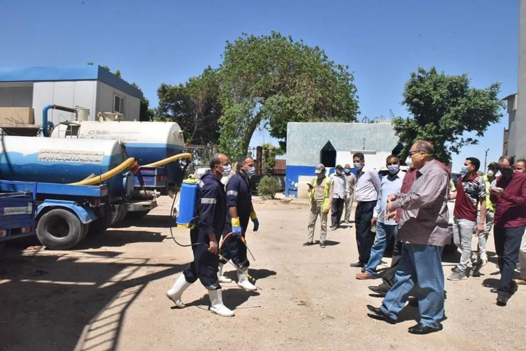 محافظ أسيوط يتفقد تركيب 25 كابينة تعقيم ذاتي بمواقع شركة مياه الشرب 