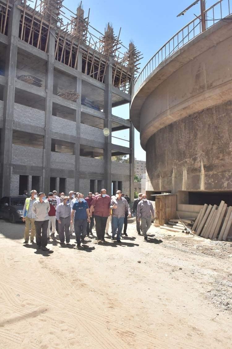 محافظ أسيوط يتفقد تركيب 25 كابينة تعقيم ذاتي بمواقع شركة مياه الشرب 