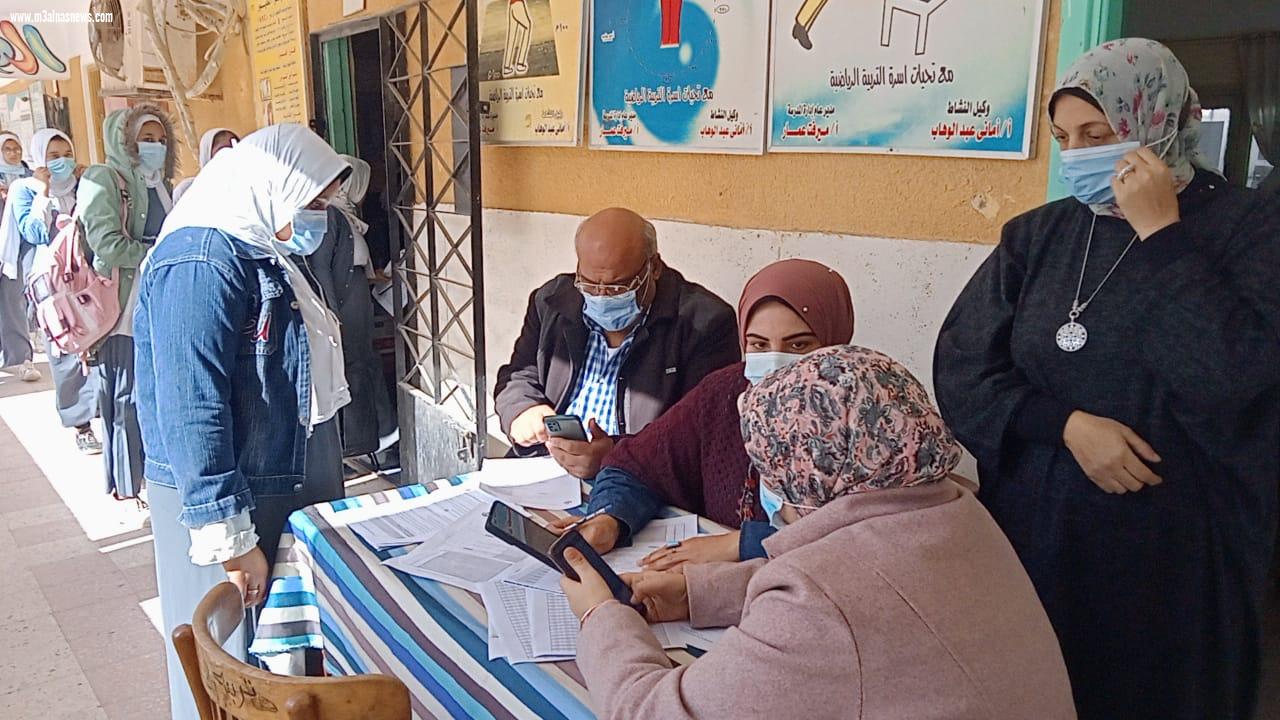 محافظ كفر الشيخ يتفقد طلاب المدارس الفنية والثانوية أثناء تلقى لقاح كورونا