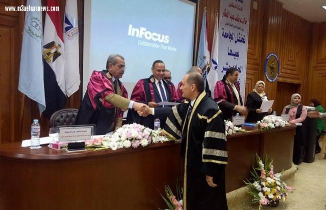 بالصور | جامعة كفرالشيخ تكرم المتميزين من أعضاء هيئة التدريس والإداريين والطلاب
