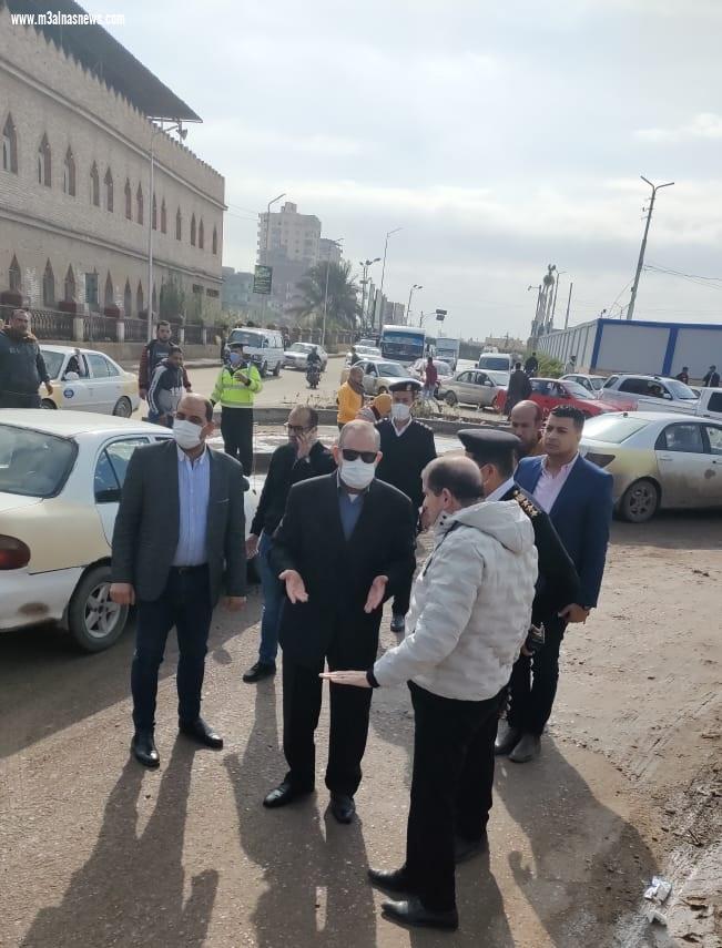محافظ كفر الشيخ يتفقد الشوارع ويتابع أعمال رفع المياه بالمدن والقرى