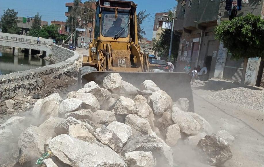 أستمرار أعمال الرصف ورفع كفاءة الطرق بشوارع مدن وقرى محافظة كفرالشيخ