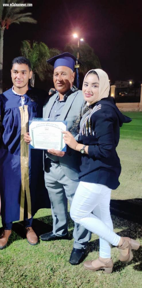 الزميل السيد شحاتة ... يهنىء الزميلة هويدا احمد .. بتخرج شقيقها الدكتور احمد