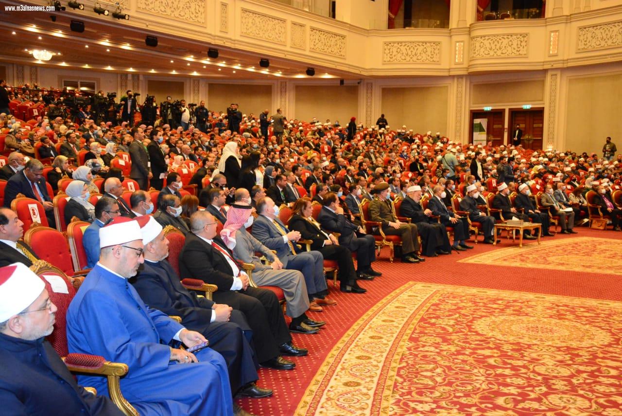 الشربيني يهدى خارطة طريق  للتكيف  المناخي للانشطة الفردية في مؤتمر التغيرات المناخية