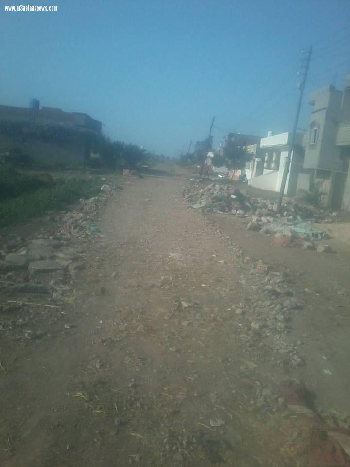 أهالى تجمع بركة السكنى بكفر الشيخ يستاؤون لسقوط متوفاهم فى الطين لسوء الطريق