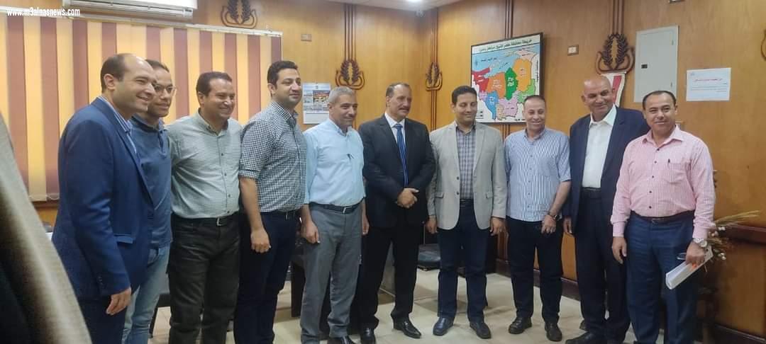 محافظ كفر الشيخ ونائبه يكرمان مدير مكتب المحافظ السابق ويهديانه درع وشهادة تقدير