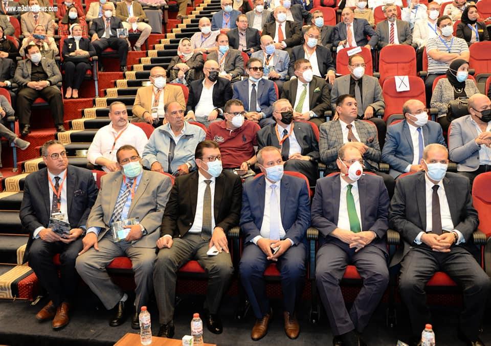 رئيس جامعة المنصورة يكرم مديرية الصحة للتعاون المثمر بين الجامعة والمديرية فى ادارة ازمة كورونا