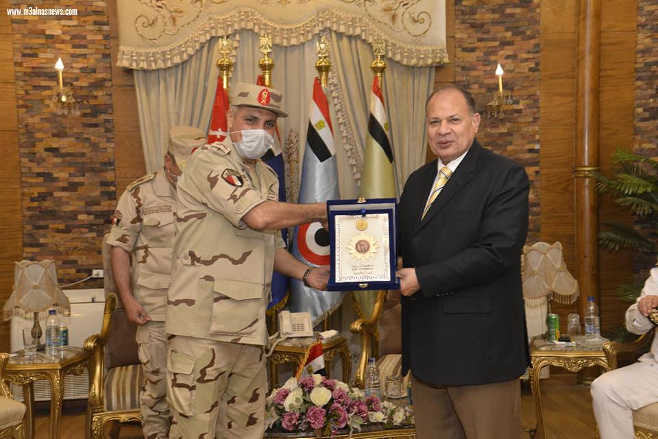 محافظ أسيوط يشارك قائد المنطقة الجنوبية العسكرية وجمعية المحاربين القدماء .. الاحتفال بتكريم أسر شهداء رجال القوات المسلحة والشرطة ومصابى العمليات العسكرية 