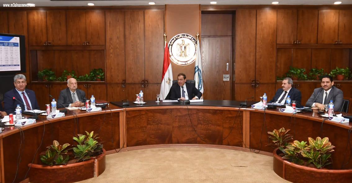 الملا يترأس اجتماعا موسعا لمتابعة الموقف التنفيذي للمشروع القومى لتوصيل الغاز الطبيعى للمنازل