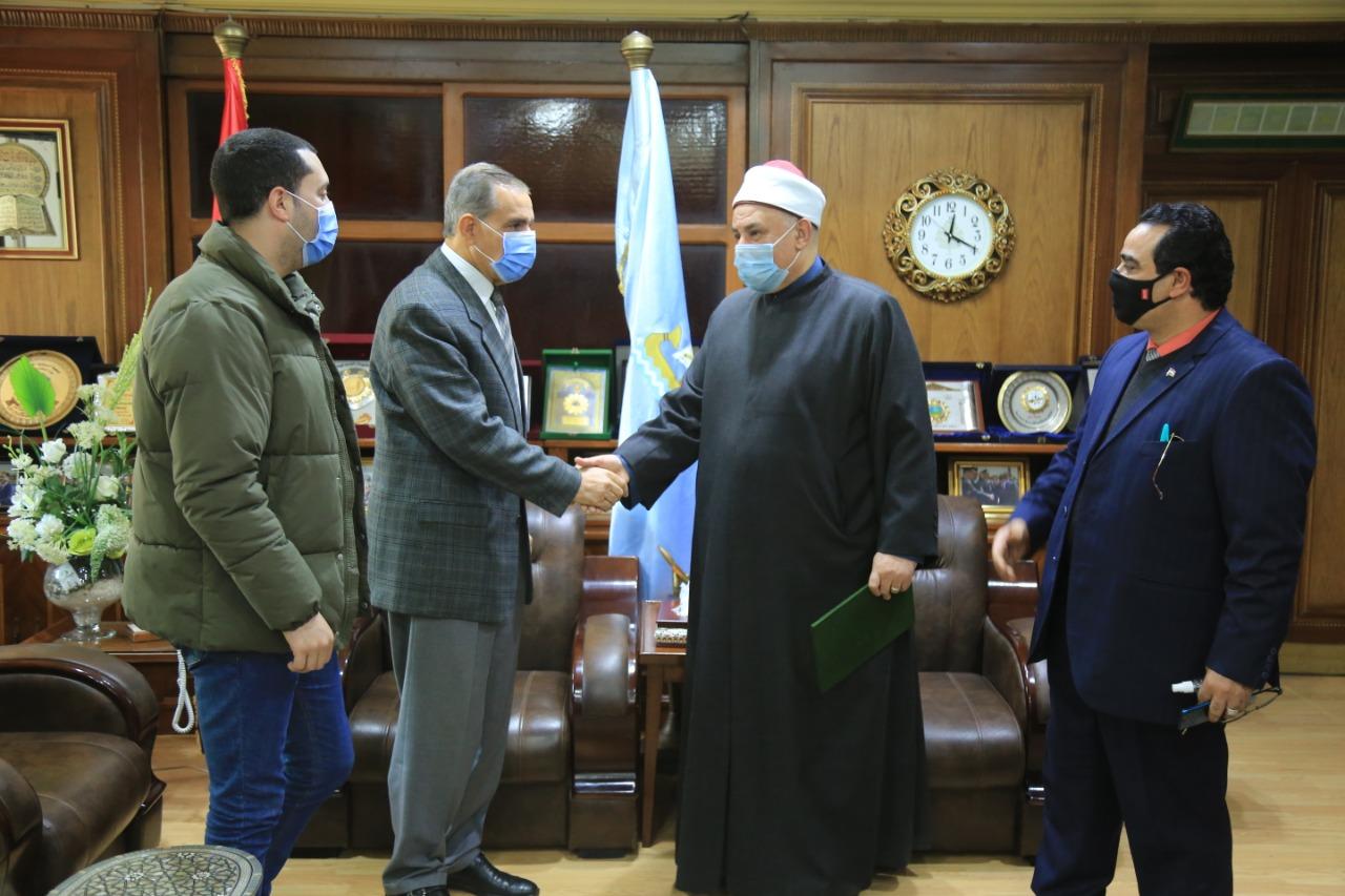 بالصور .. محافظ كفر الشيخ يكرم رئيس المنطقة الأزهرية