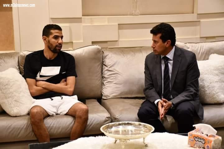 وزير الشباب والرياضة يزور 