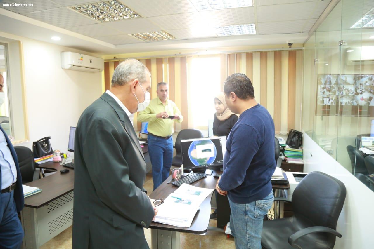 محافظ كفرالشيخ يتفقد الديوان العام ويطلع على شهادات تلقي العاملين للقاح كورونا