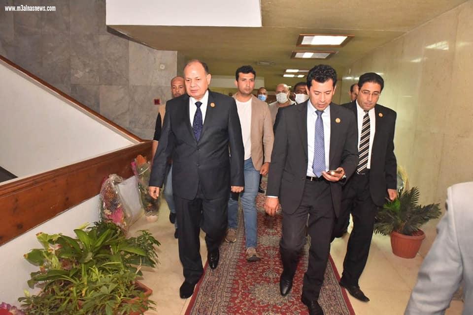 خلال زيارته للمحافظة وزير الشباب والرياضة ومحافظ أسيوط يعقدان اجتماعًا لبحث تذيل العقبات التي تواجه استكمال تطوير مركز شباب منفلوط ووضع الآليات والتصورات للانتهاء منه ليصبح مركزًا نموذجيًا