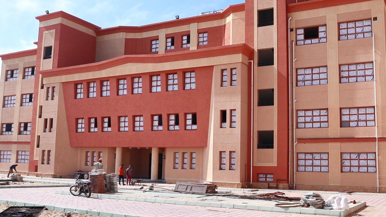 محافظ كفر الشيخ يتفقد مدرسة كفر الشيخ الدولية للغات لمتابعة الأعمال الجارية لقرب افتتاحها