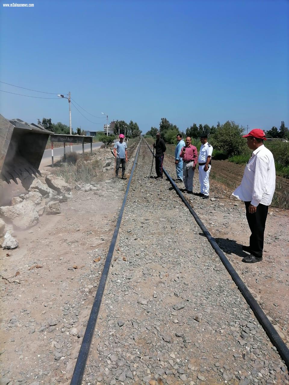 تسوية الأسفلت المتهالك وإصلاح هبوط أرضي وخطوط صرف وحملة لإزالة الإشغالات ببيلا