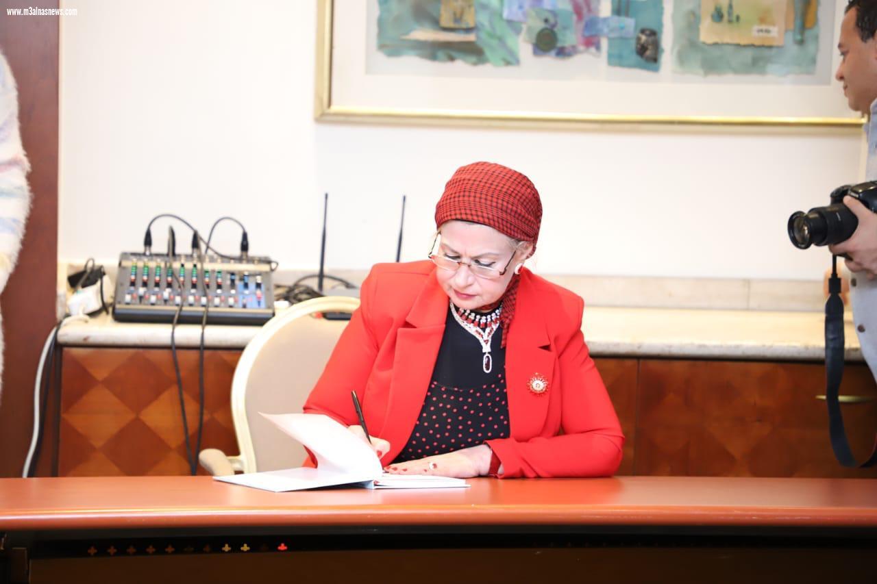 الدكتورة سهير الغنام  تتصدر غلاف موسوعة شخصيات نسائية رائدة الجزء العاشر الدكتورة سهير الغنام  تتصدر غلاف موسوعة شخصيات نسائية رائدة الجزء العاشر 