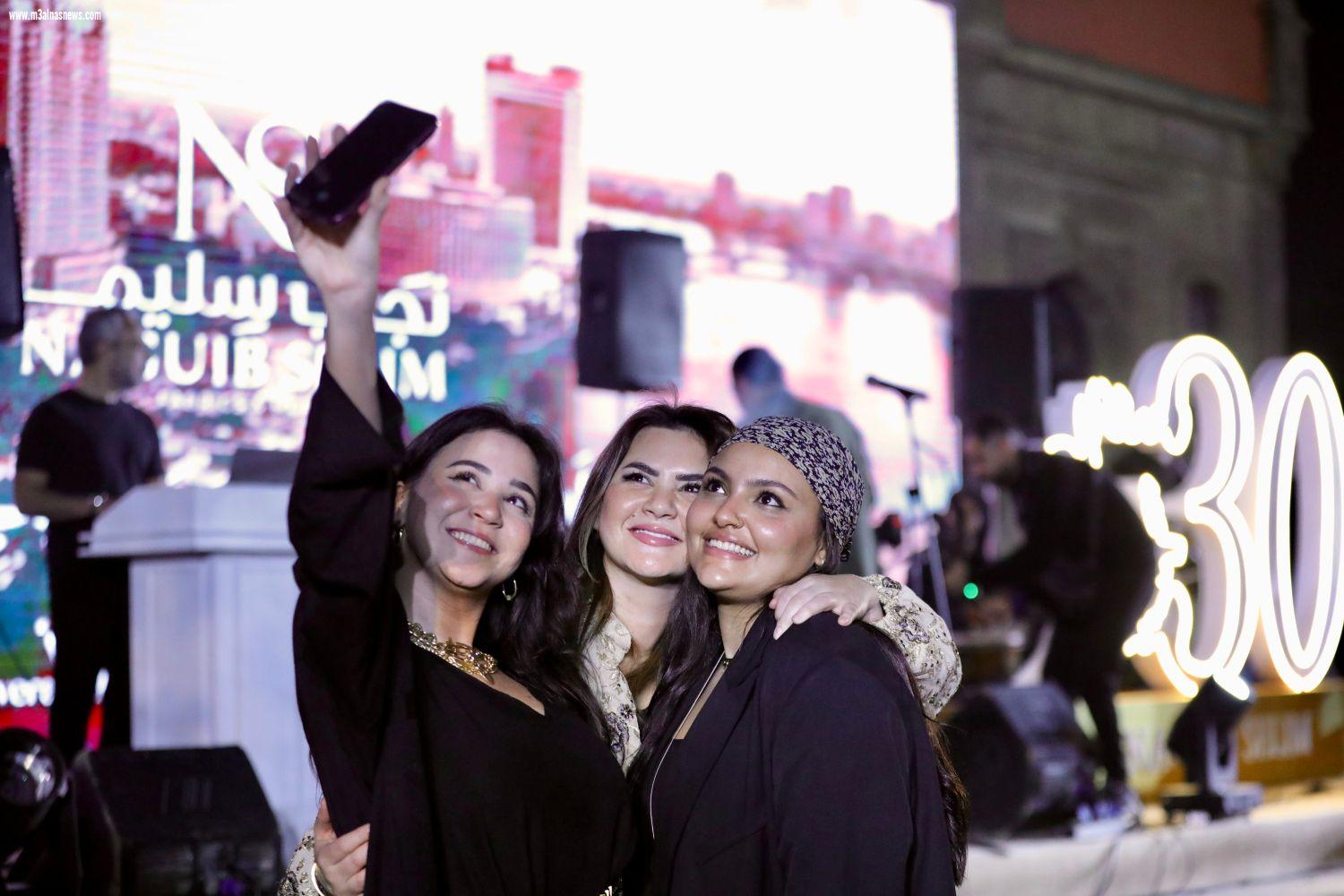 نجيب سليم يطلق مبادرة كفالة قرية بالكامل احتفالا بمرور 30 عاما.. صور