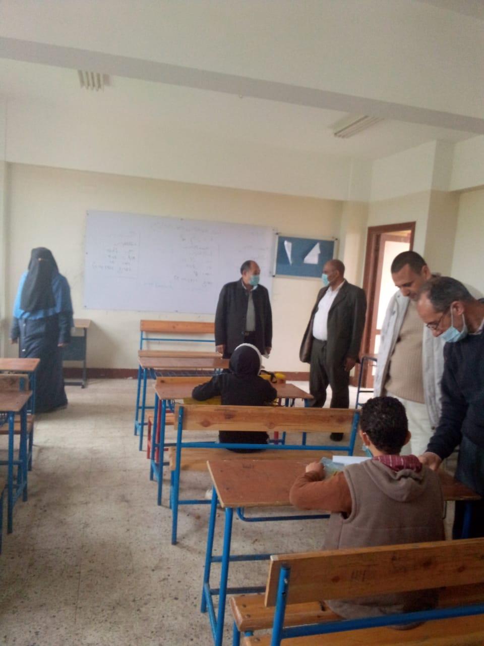 محافظ كفرالشيخ يشيد بتطبيق الإجراءات الاحترازية بالمدارس وأداء الطلاب للامتحان الالكتروني بنسبة  99%