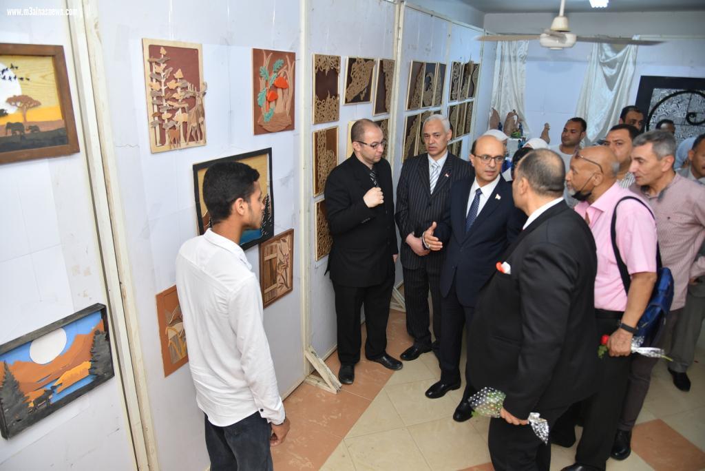 رئيس جامعة أسيوط يفتتح المعرض الفني بكلية التربية النوعية