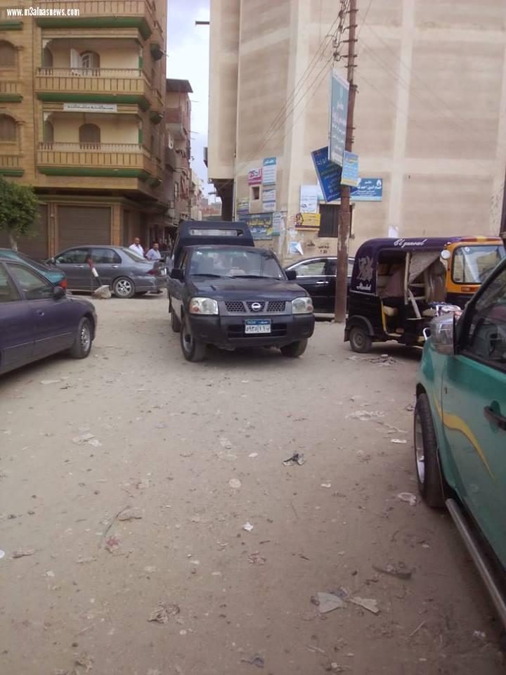 سيارة للشرطة تغلق شارع حيوى فى بلطيم والأهالى يستغيثون!!