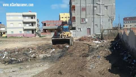 شميس والطبجى يقودان حملة نظافة استعدادا لأعياد الربيع بمصيف بلطيم