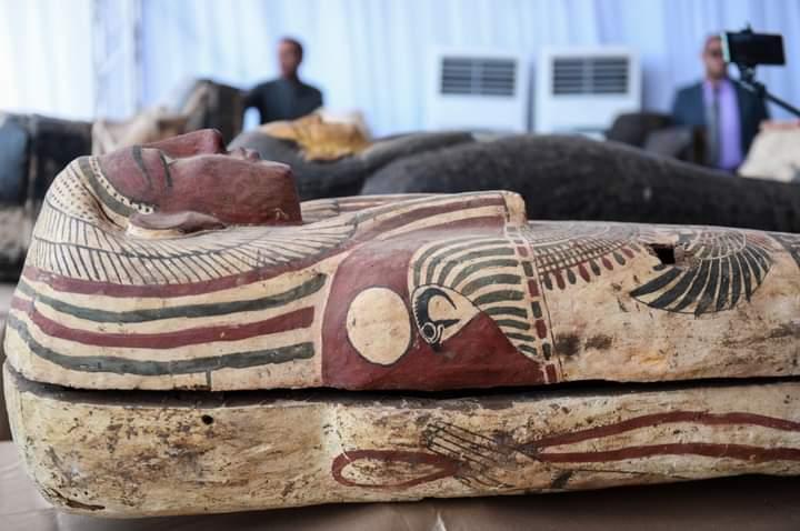 الاثار تعلن عن كشف 59 تابوتا خشبيا و 28 تمثالا داخل آبار للدفن بسقارة
