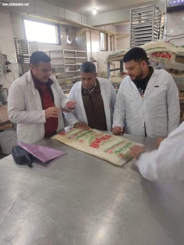 ضبط وإعدام أغذيه غير صالحة للإستهلاك الآدمي بالمنشآت الغذائية في كفر الشيخ