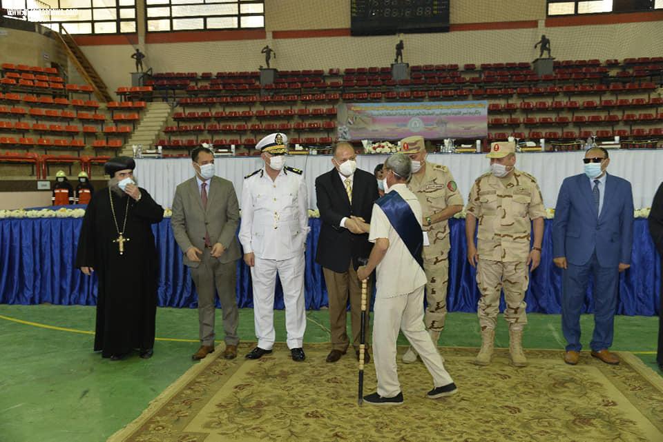 محافظ أسيوط يشارك قائد المنطقة الجنوبية العسكرية وجمعية المحاربين القدماء .. الاحتفال بتكريم أسر شهداء رجال القوات المسلحة والشرطة ومصابى العمليات العسكرية 