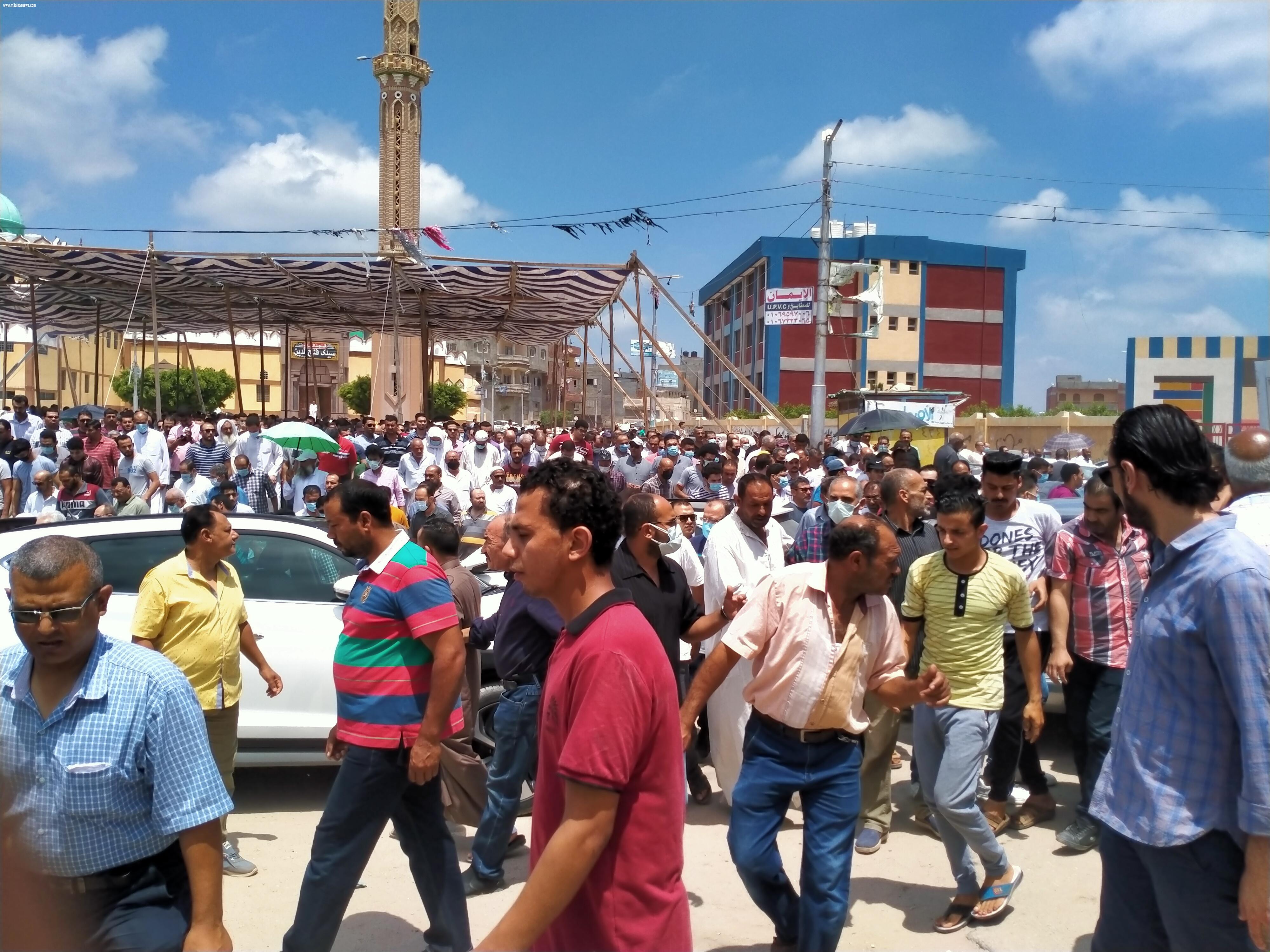 حمدين صباحى.. يؤدى صلاة الجنازة على شقيقته ببلطيم بحضور أبوعيطة