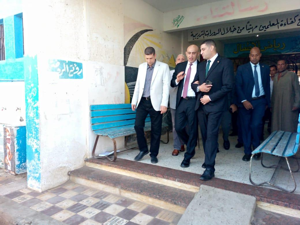 مدير إدارة الرياض التعليمية في حوار خاص لـ«مع الناس نيوز» عاصم الشربيني: زيارة وزير التعليم كانت مفاجأة.. وقال لي: «أنا متابع شغلك من زمان.. اجتهد ولكل مجتهد نصيب»