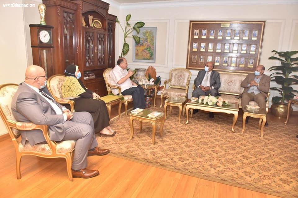 محافظ أسيوط يلتقي رئيس شركة