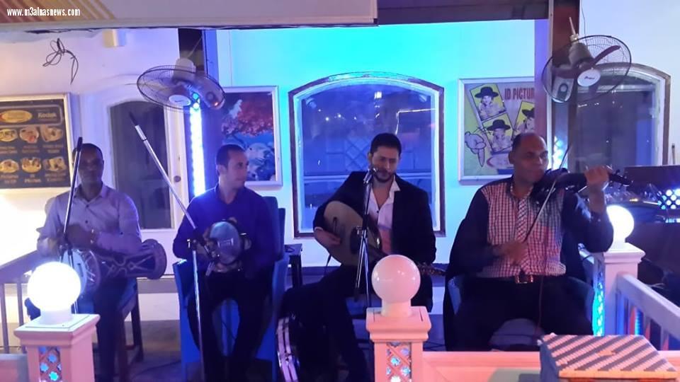 بالصور...السياح يستمتعون بشوارع خليج نعمه على كافيهات شرم الشيخ
