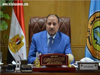 نائب رئيس الجامعة للوجه القبلي يزور الطالبتين المصابتين