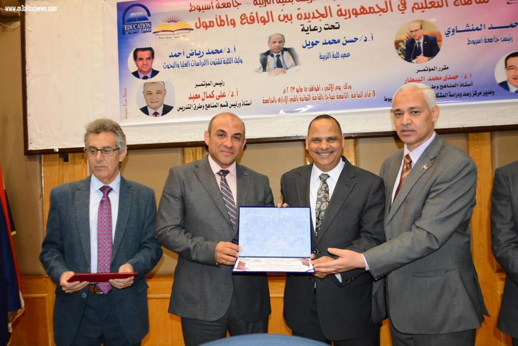   حوار أحمد الاسيوطي مع ا.د أحمد المنشاوي رئيس جامعه اسيوط