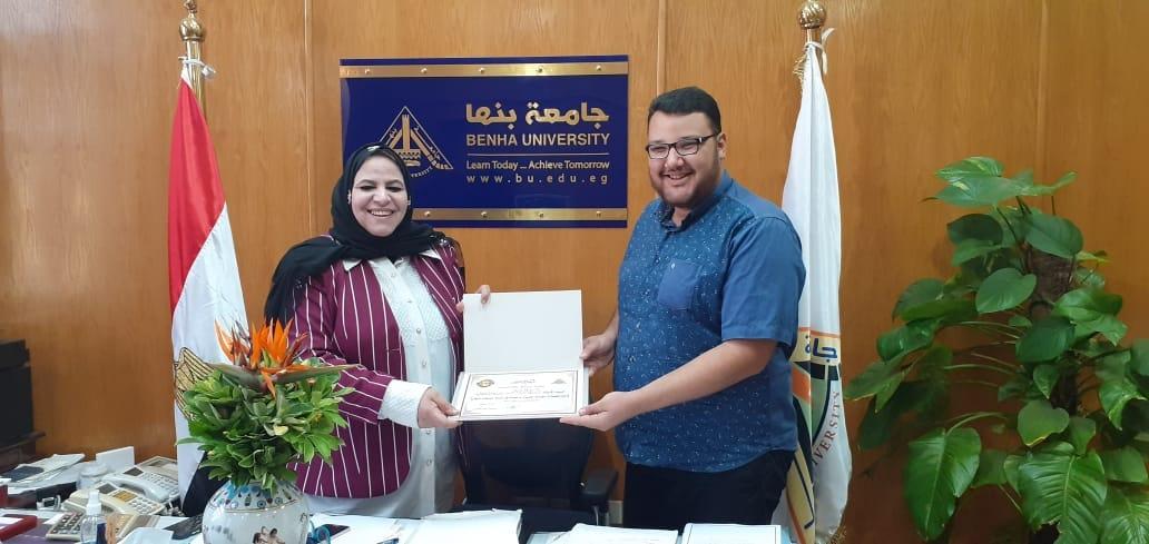 أمين عام جامعة بنها تكرم مندوب وزارة المالية