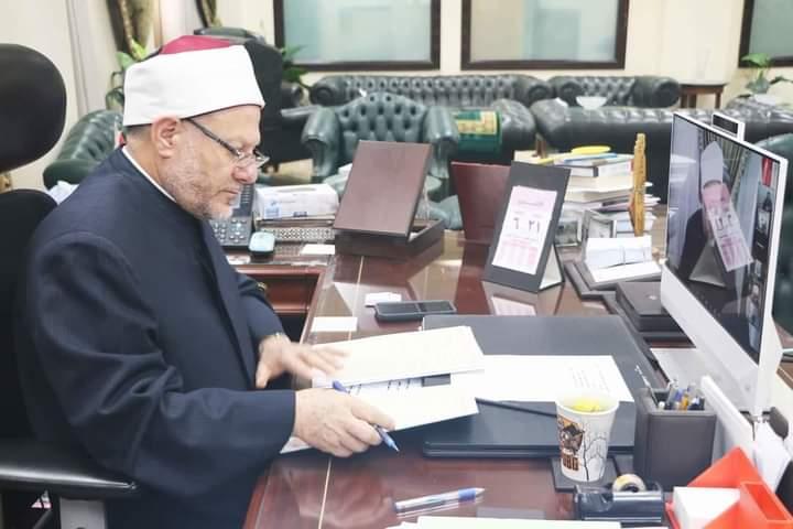  لا يحق لغير الطبيب أن يصف دواءً .. والنبي حذر من تَطبُّب غير الطبيب