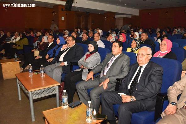 سكرتير مساعد أسيوط تشهد العرض المسرحى 