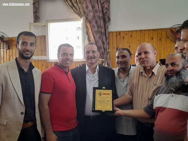 محافظ كفر الشيخ ونائبه يكرمان مدير مكتب المحافظ السابق ويهديانه درع وشهادة تقدير