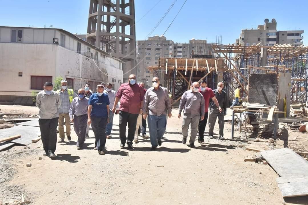 محافظ أسيوط يتفقد تركيب 25 كابينة تعقيم ذاتي بمواقع شركة مياه الشرب 