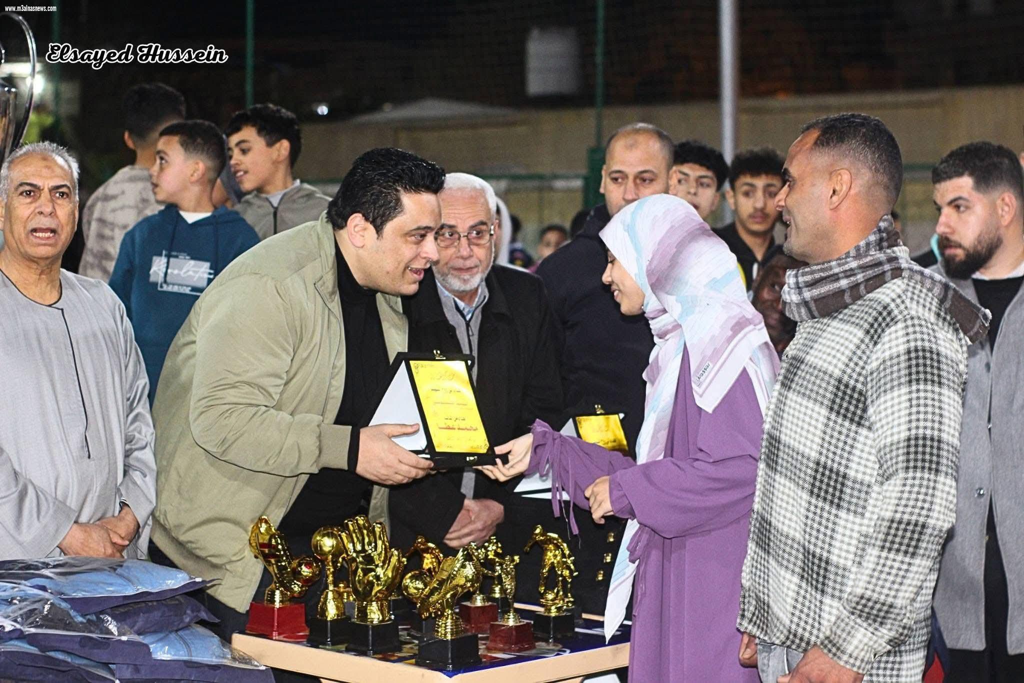 النائب محمد عطا يكرم أسر شباب