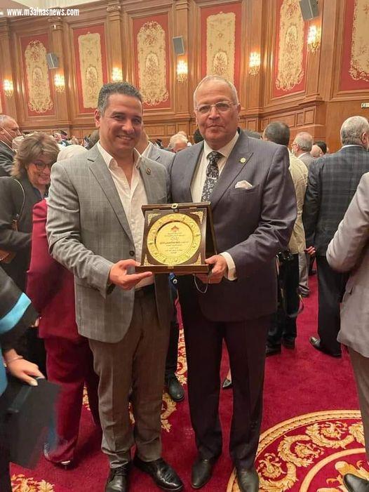 أكاديمية الشروق تمنح درع التميز للنائب م. باسم حجازي