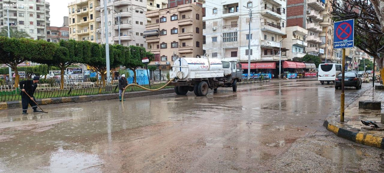 استمرار رفع مياه الأمطار بشوارع مدن وقرى كفر الشيخ