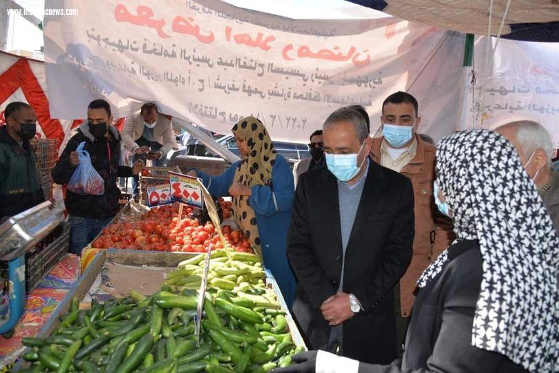 محافظ الإسماعيلية يراقب الأسعار بمعرض 