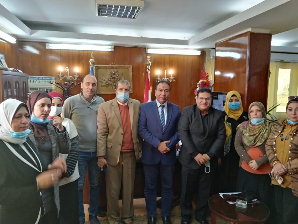 السكرتير العام لمحافظة كفر الشيخ يناقش الأفكار الجديدة لتحسين جودة الحياة لعمال النظافة 