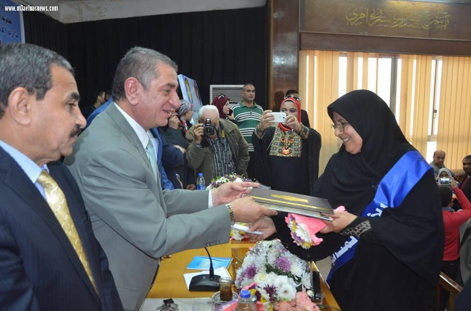 محافظ كفرالشيخ يكرم 10 أمهات مثاليات في احتفالية عيد الأم